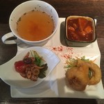 Koube Baru Motomachi Baru Chari - 日替り　3種プレートランチ（あらびきソーセージと男爵芋のデミグラス煮込み、イカのフリット、若鶏とフレッシュトマトのマリネ） 