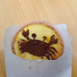 円山菓寮 - 湯あがりチーズタルト　ココアパウダーの蟹模様
