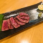 Horumon Yakiniku Ishidai - 「和牛のたたき」オーダーが通ってから焼き上げ、
      お客様に提供するこだわりのメニュー。
      温かい状態で食べるので脂の甘みも
      感じられ、やみつきになること必至!!!