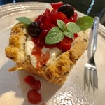 久喜バルカフェ - 紅茶香シフォンケーキのベリーサンド