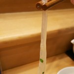 築地寿司清 - 箸でのれそれをつまんでみました。長い❗️