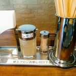 えびくらぶ - 卓上の調味料はレモン汁のみ。