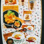 えびくらぶ - 生の卵黄が載っているらしいガーリックシュリンプ丼(５００円 単品では頼めない)も美味しそう。