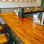 えびくらぶ - 調理場は奥のガラス張りの中にありますが、カウンター席は１１。２人掛けのテーブル席は２つでした。