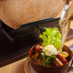 Cafe dining mou mou - 粗挽きソーセージとチョリソーのラクレットチーズ