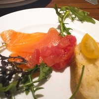 Serafina NEW YORK さいたま新都心店 - サーモンとブルスケッタ取り分け後