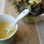 洋食堂マキシムカフェ - スープは少し飲んでます。かわいいカップ。