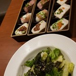 Kokusangyuu Yakiniku Tabehoudai Nikushou Sakai - 肉寿司三種盛りと蒸し鶏チーズ明太
                        チョレギサラダ