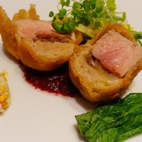 ポンドールイノ - ゴーダチーズを包んだ子牛のコルドン・ブルー風　ビーツ風味の焦がしバターソース