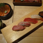Tsukidi Tamazushi - ５貫握りと(小)サーモンイクラ丼セット