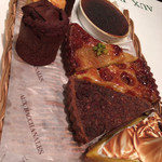 オー バカナル - デザートはサンプルの中から選びます。(クリームブリュレ・洋梨のタルト・ナッツとくるみのタルト・レモンタルト・ガトーショコラ・フォンダンショコラ)