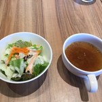 洋食バル 函館五島軒 - サラダとオニオンスープ