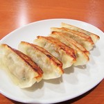 台湾料理 新四季 - 焼き餃子。280円+税