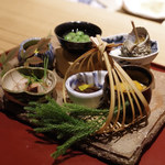 かまくら和久 - 八寸：地物姫サザエ、地物赤ナマコ、根室産白子、能登産糸もずくと食用菊、北海道産雲丹と京都産湯葉、佐島産タコ、エンドウ豆