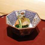 かまくら和久 - 先付け： 赤貝、こごみ、紅菜苔、うるい、土佐酢ジュレ