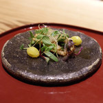 かまくら和久 - 焼物：桜鱒炭火焼銀杏と揚げネギを添えて