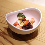 かまくら和久 - 甘味：苺と小豆の嶺岡豆腐