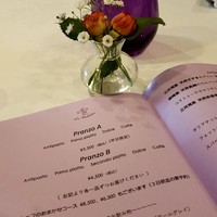 ラ ヴィオレッタ - グラスもメニューカードもすみれ色