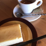 リトル コート コーヒー - エスプレッソとチーズケーキ