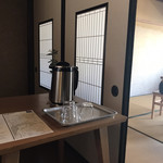 リトル コート コーヒー - お水はセルフ。