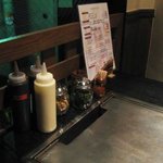 お好み焼処　勝家 - 店内のテーブル席を撮影。