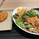 Hanamaru Udon Ionsutairuminamisunaten - 2019/3/3 ディナーで利用。
                        ふわ玉サラダうどん(中)(590円)＋野菜増量(100円)
                        コロッケ(120円)