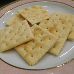 レストラン山水 - フライドカマンベールに付くクラッカー