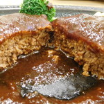 レストラン山水 - ハンバーグステーキデミグラスソース断面