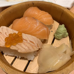 魚民 - 炙り生サーモンと生サーモンのにぎり
