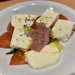 魚民 - モッツァレラチーズと生ハムのカプレーゼ