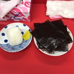 南京ラーメン 黒門 - おにぎりと焼き海苔。