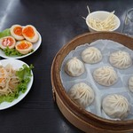 上海好味道小籠湯包 - 小籠湯包(95元)と小皿(各60元)
