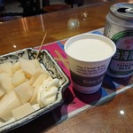 度小月 - 筍サラダ(180元)と台湾ビール(60元)