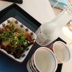 和の間 - 日本酒「花風月」840円と牛煮込み(420円)