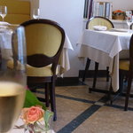 Restaurant Kobayashi - 白と茶が基調のオーソドックスなインテリア