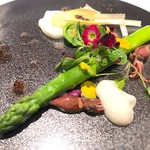 ALLIE - グリーンアスパラガスとホタルイカ。トリュフオイルビネグレットソース・新玉ねぎソース添え