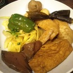 麺線屋formosa - 具材は、鳥手羽、厚揚げ、キャベツ、こんぶ、イカ団子、肉団子、鴨の血のプディング♪