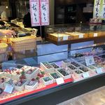 追分だんご本舗 - 店頭の様子①