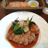 Anchor Tokyo (ザ・ゲートホテル東京 by HULIC) - 国産豚ロースのグリル メスクラン添え ペドロヒメネスソース