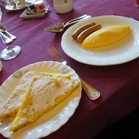 メインダイニングルーム 三笠 - 朝食（洋）：プレーンオムレツ、ソーセージ、フレンチトースト