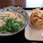 Marugame Seimen - ぶっかけ温と、かき揚げ。