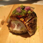 カセント - 炙り秋刀魚、黒イチジク、アーモンドビスキュイのミルフィユ仕立て