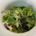 カセント - サラダ、焦がしバターとホエーソース