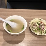 ミャンマー料理 ミャ ミィン モ - スープとサラダ