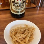 純手打ち だるま - ビールにはメンマのあて付き