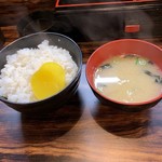 びっくり亭 - ご飯、味噌汁