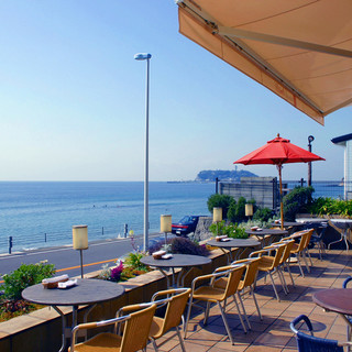 テラス席からは江ノ島が見えます♪