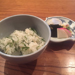 魚菜料理 縄屋 - 飯物：ジンバ（ホンダワラ）と揚げの炊き込みご飯 + お新香