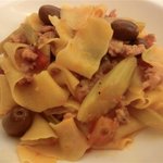 トラットリア 29 - 「パッパルデッレ　サルシッチャとオリーブトマトソース」：黒オリーブの濃厚なコクと香りをリボン状パスタで