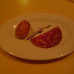 レストランMOMO - アミューズ（サラミとマドレーヌ）